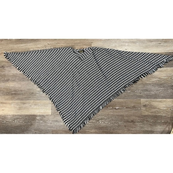 Wool Touch Acrylic Houndstooth Wolfstooth Black White Fringed Poncho Topper - Picture 4 of 5